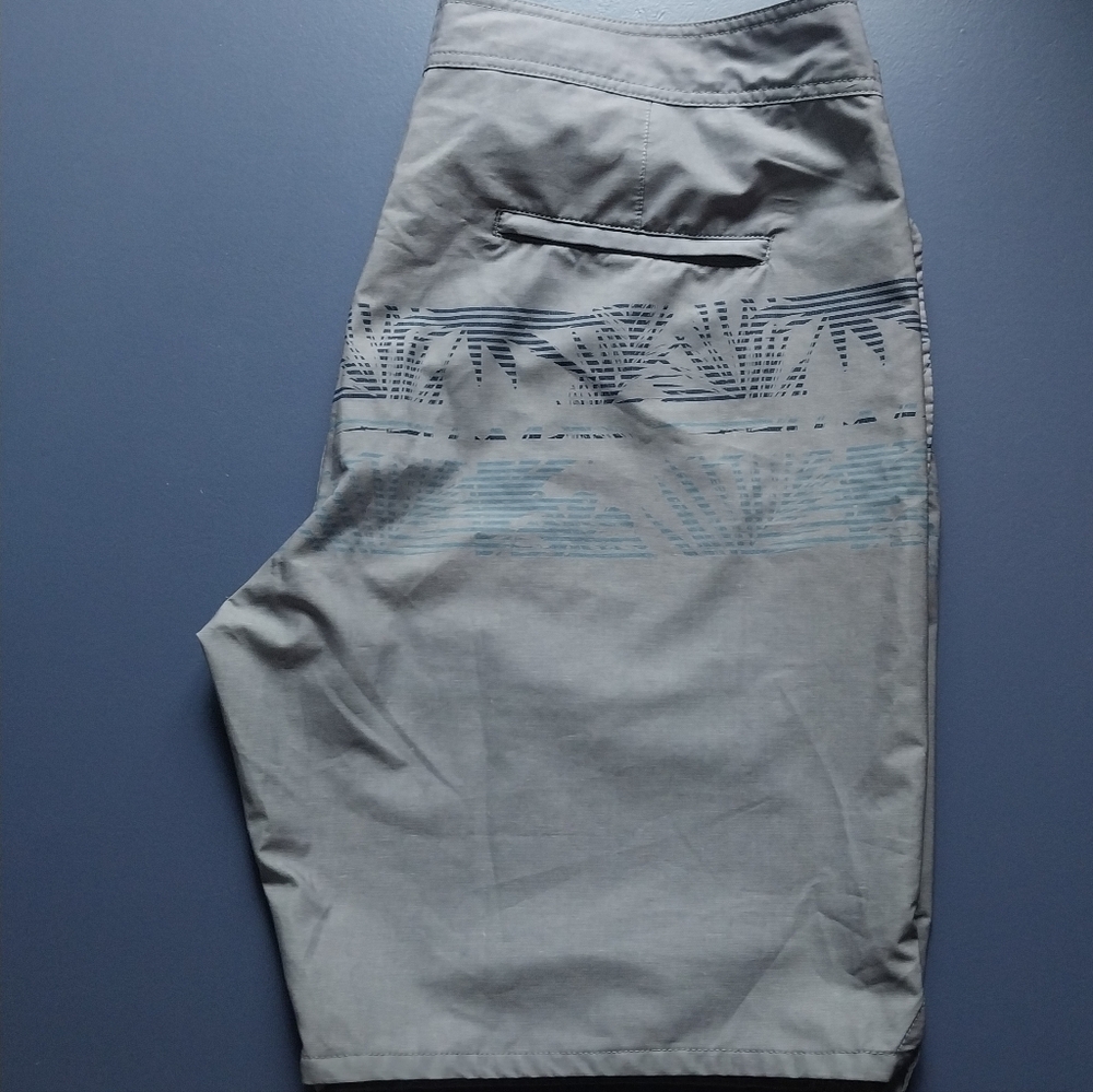 Travis Mathew Board Shorts Size 40 - Picture 10 of 14